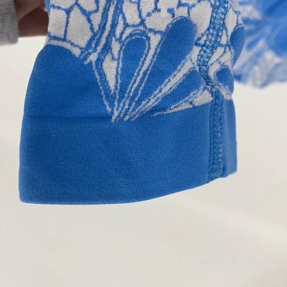 Athleta Women's Blue & White Print Seamless Long Sleeve Athletic Shirt Small - Picture 3 of 8